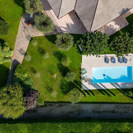 Villa Carini With 3000 Mq Garden & Heated Pool กัสเตลนูโอโว เดล การ์ดา ภายนอก รูปภาพ