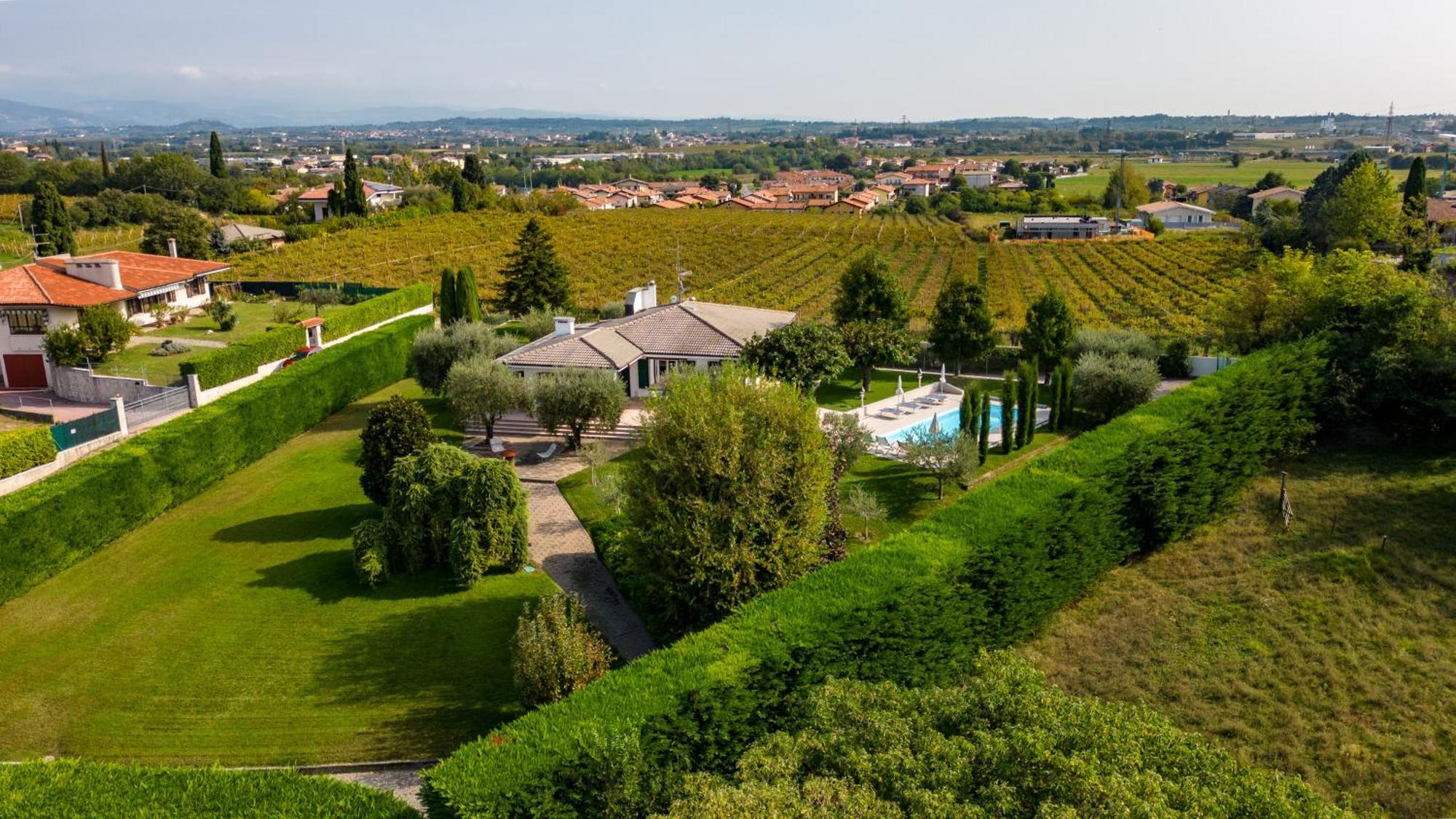 Villa Carini With 3000 Mq Garden & Heated Pool กัสเตลนูโอโว เดล การ์ดา ภายนอก รูปภาพ