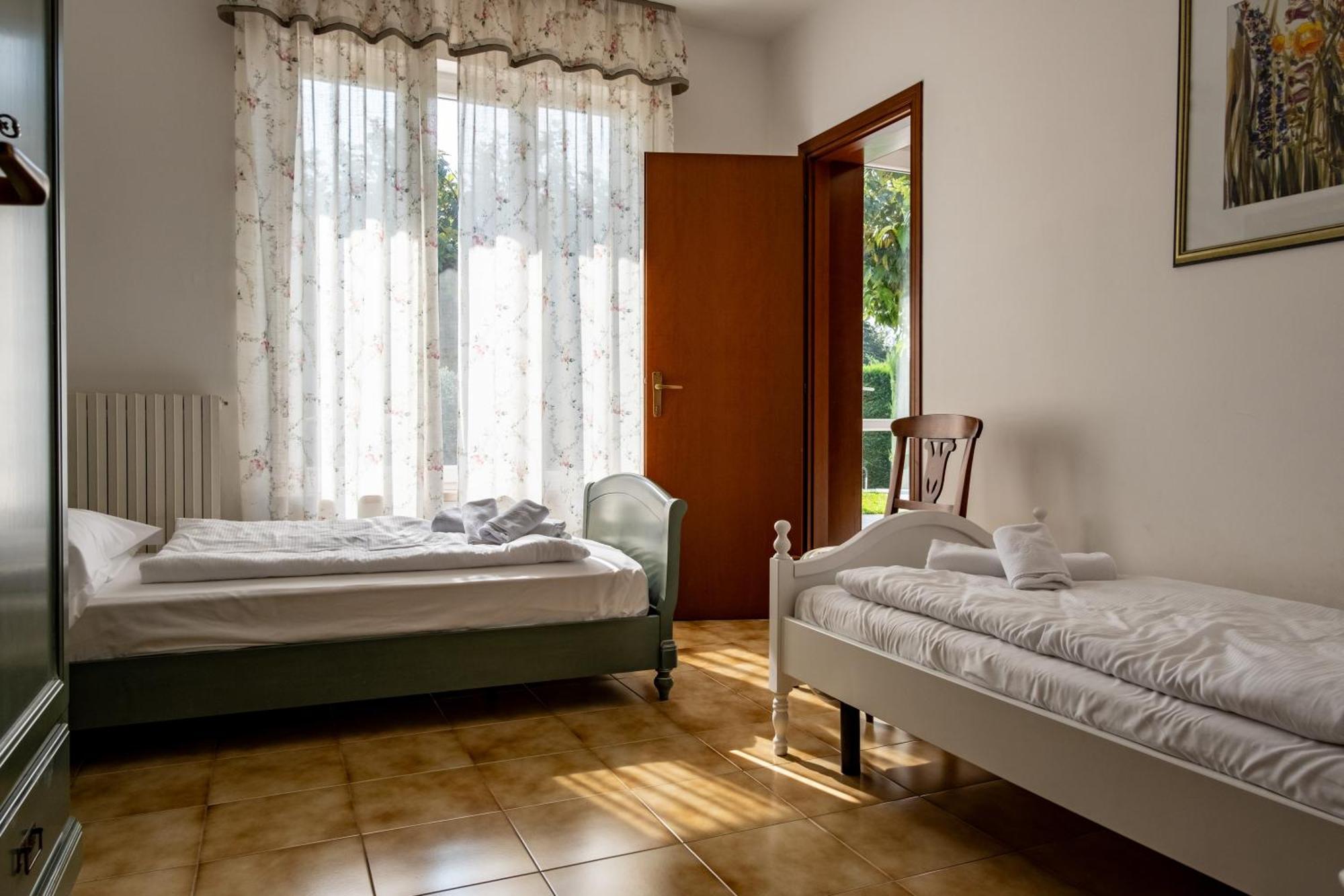 Villa Carini With 3000 Mq Garden & Heated Pool กัสเตลนูโอโว เดล การ์ดา ภายนอก รูปภาพ