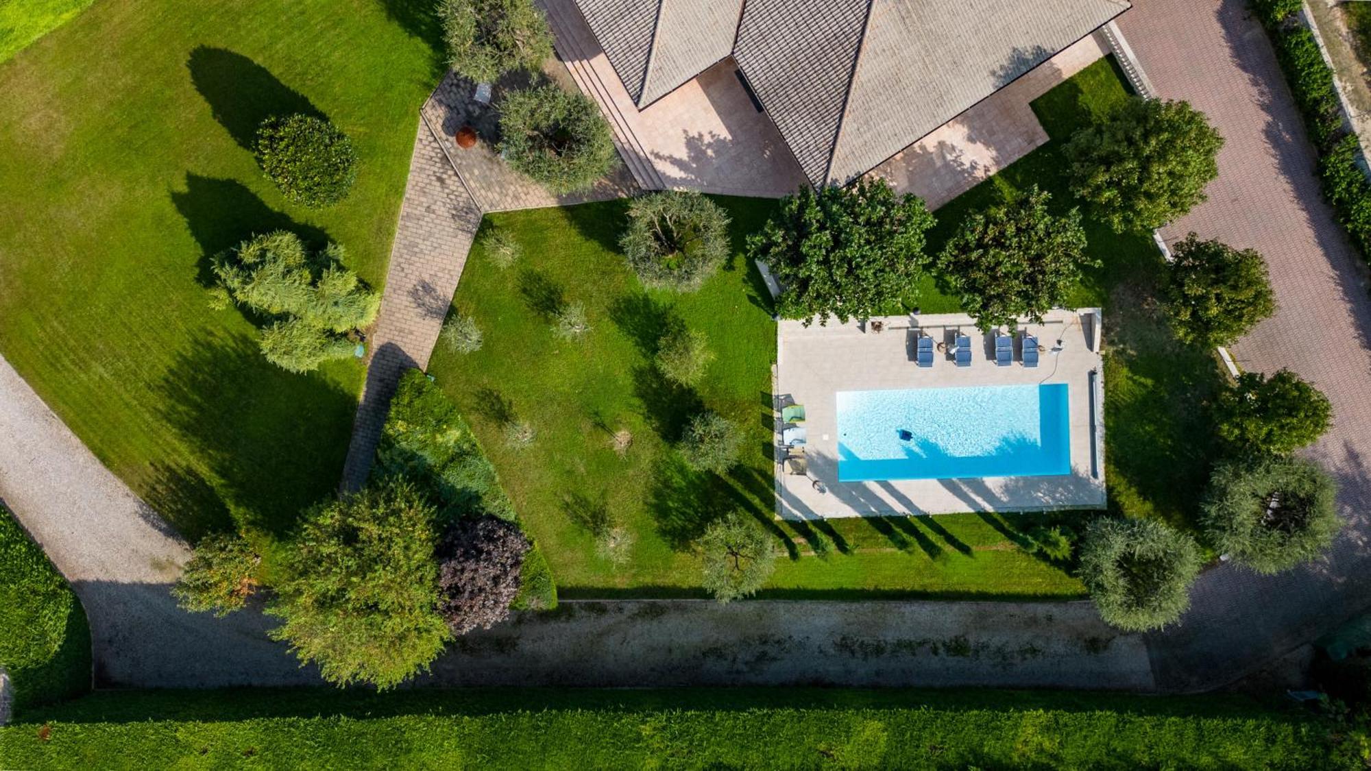 Villa Carini With 3000 Mq Garden & Heated Pool กัสเตลนูโอโว เดล การ์ดา ภายนอก รูปภาพ