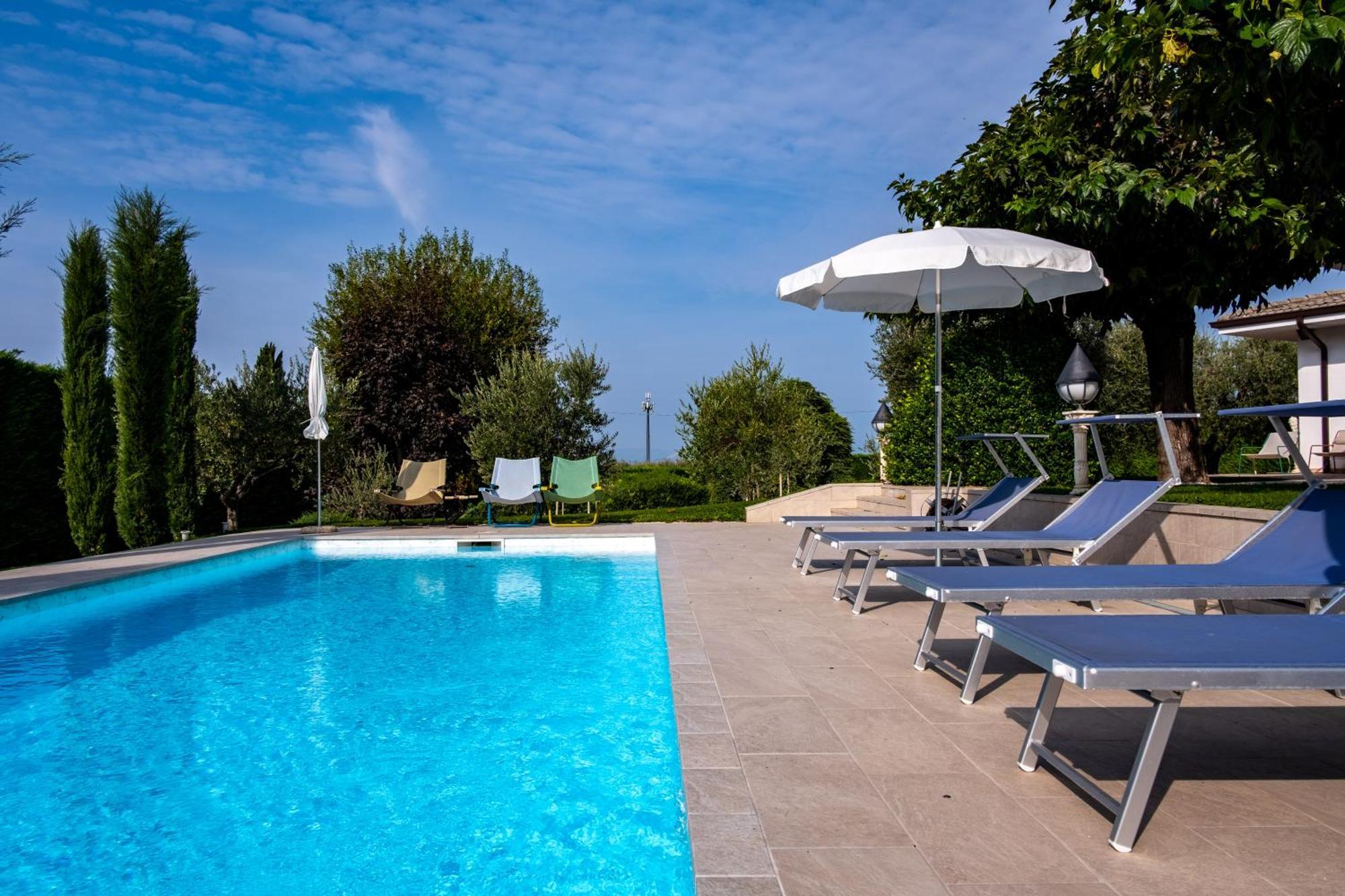Villa Carini With 3000 Mq Garden & Heated Pool กัสเตลนูโอโว เดล การ์ดา ภายนอก รูปภาพ