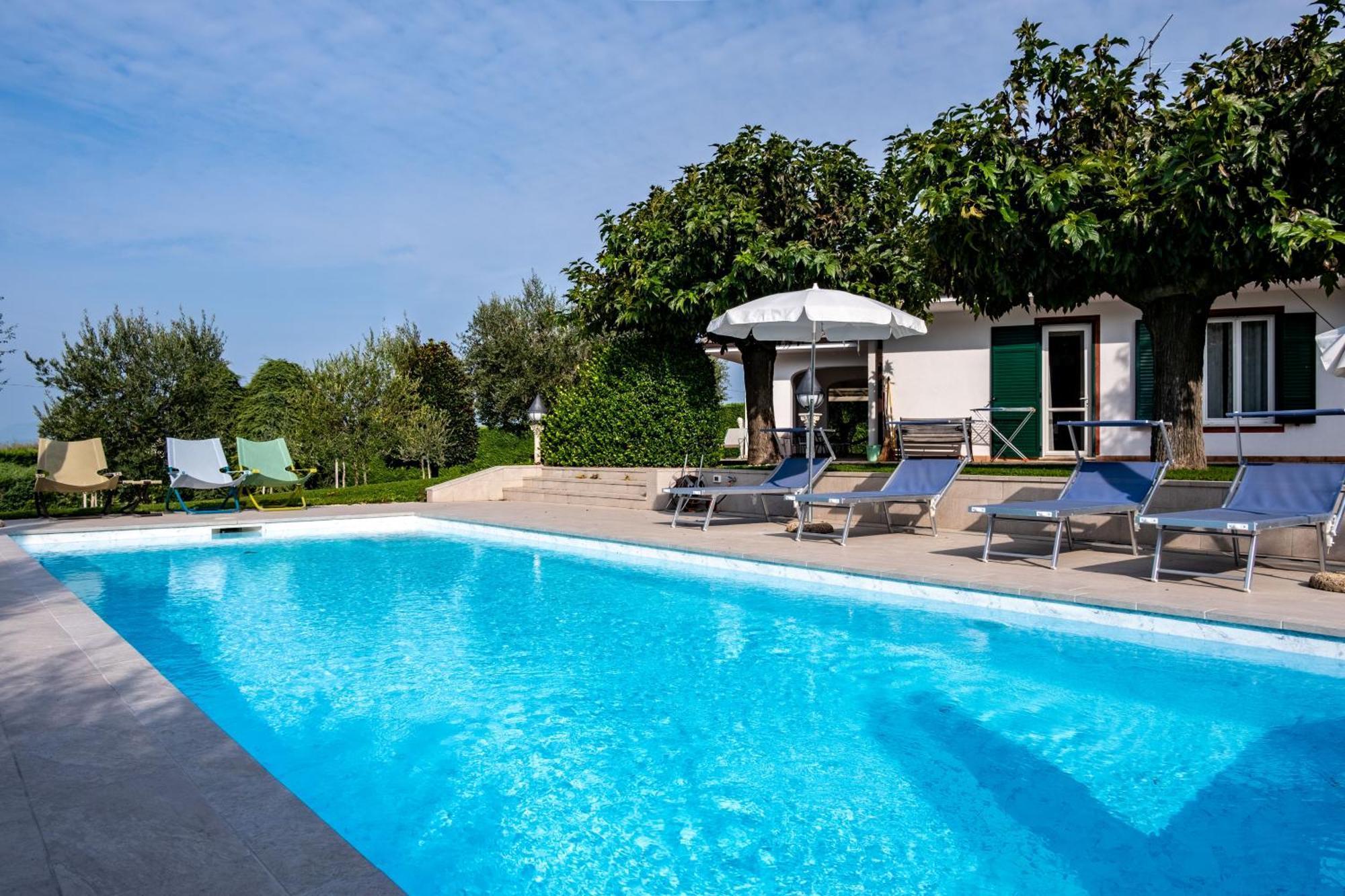 Villa Carini With 3000 Mq Garden & Heated Pool กัสเตลนูโอโว เดล การ์ดา ภายนอก รูปภาพ