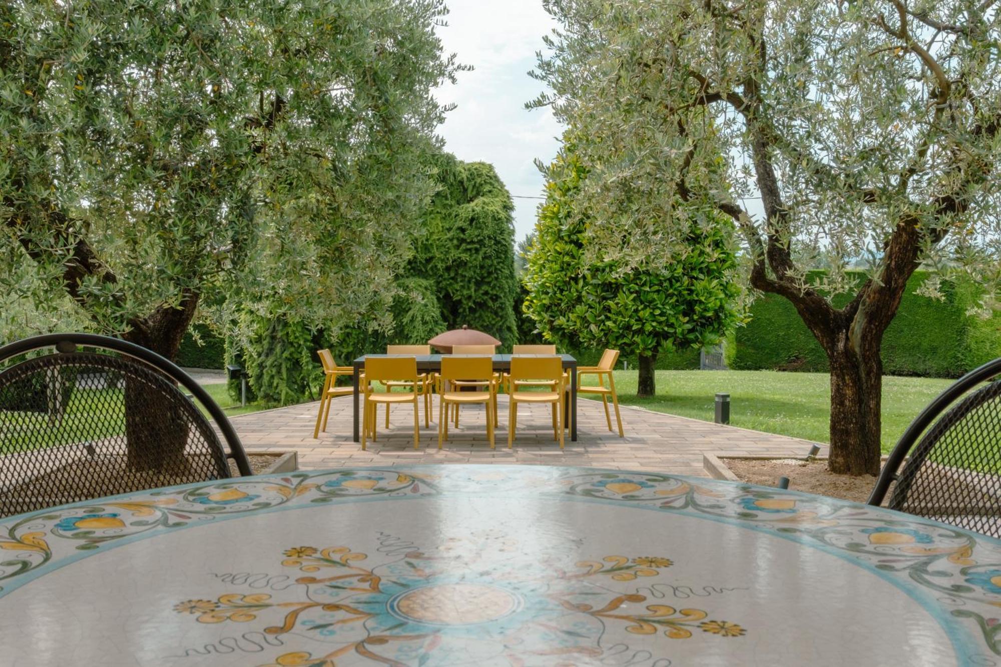 Villa Carini With 3000 Mq Garden & Heated Pool กัสเตลนูโอโว เดล การ์ดา ภายนอก รูปภาพ