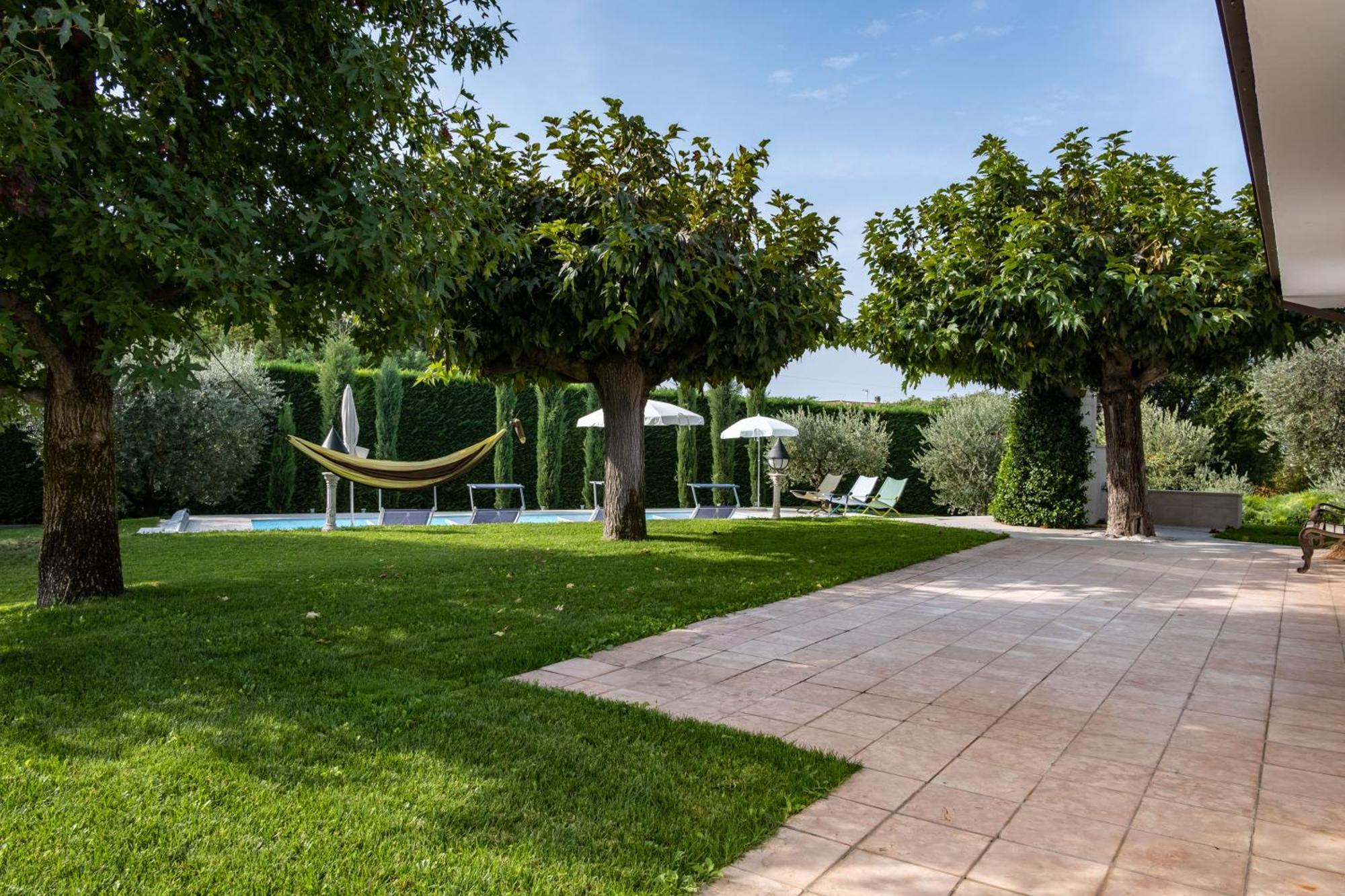 Villa Carini With 3000 Mq Garden & Heated Pool กัสเตลนูโอโว เดล การ์ดา ภายนอก รูปภาพ