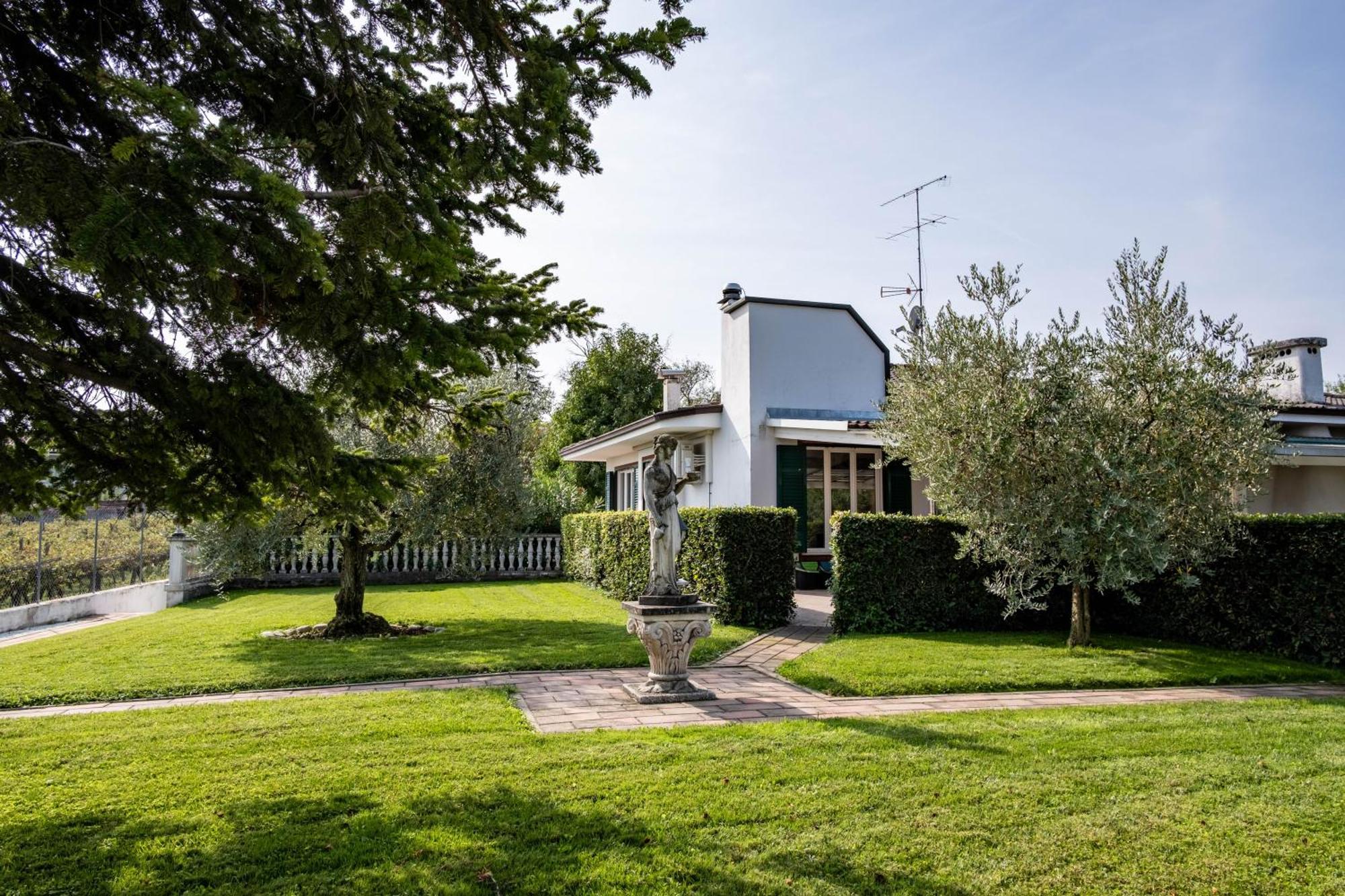 Villa Carini With 3000 Mq Garden & Heated Pool กัสเตลนูโอโว เดล การ์ดา ภายนอก รูปภาพ