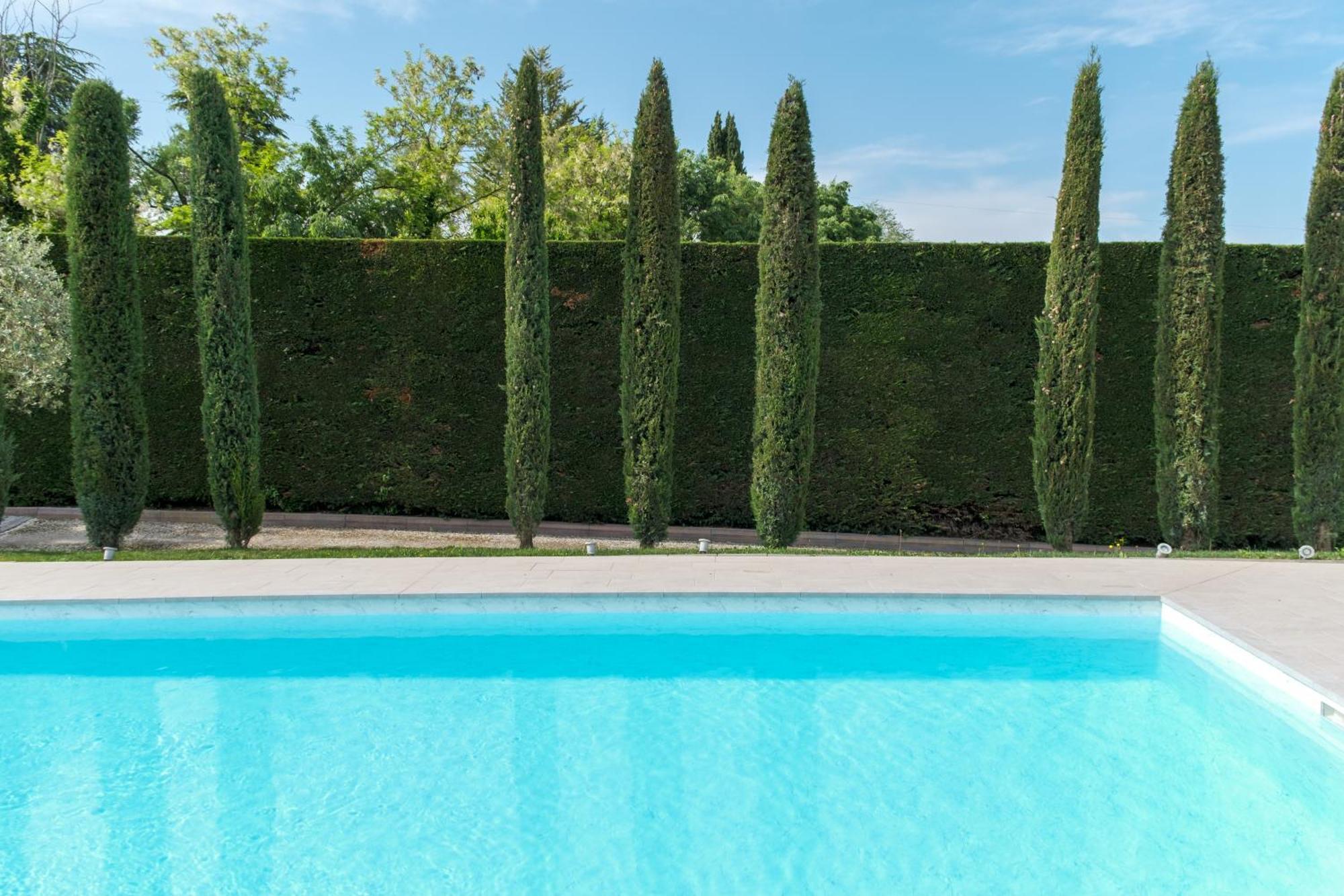 Villa Carini With 3000 Mq Garden & Heated Pool กัสเตลนูโอโว เดล การ์ดา ภายนอก รูปภาพ
