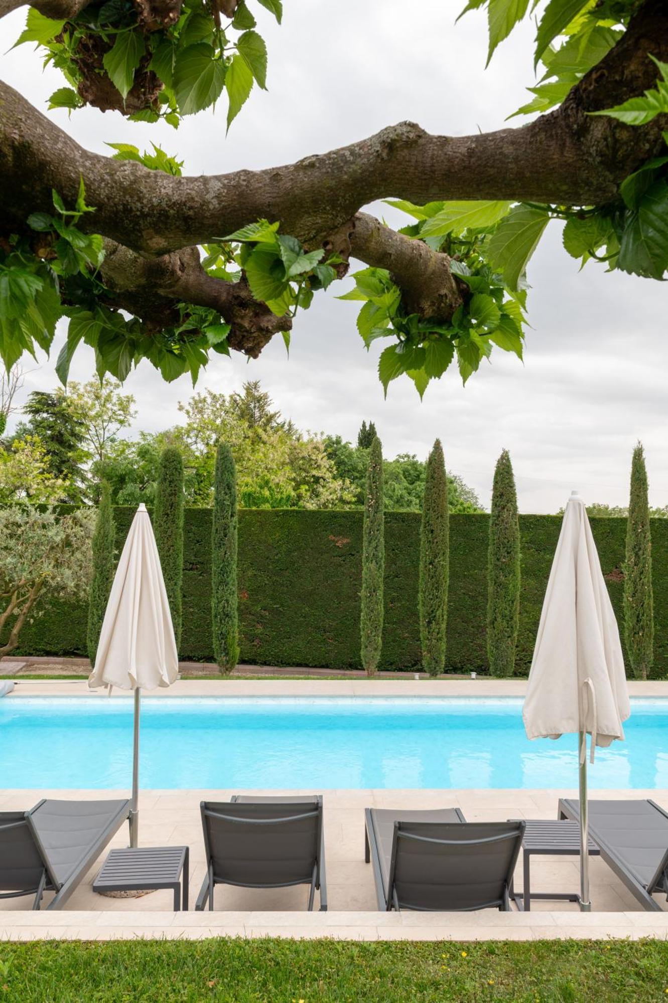 Villa Carini With 3000 Mq Garden & Heated Pool กัสเตลนูโอโว เดล การ์ดา ภายนอก รูปภาพ