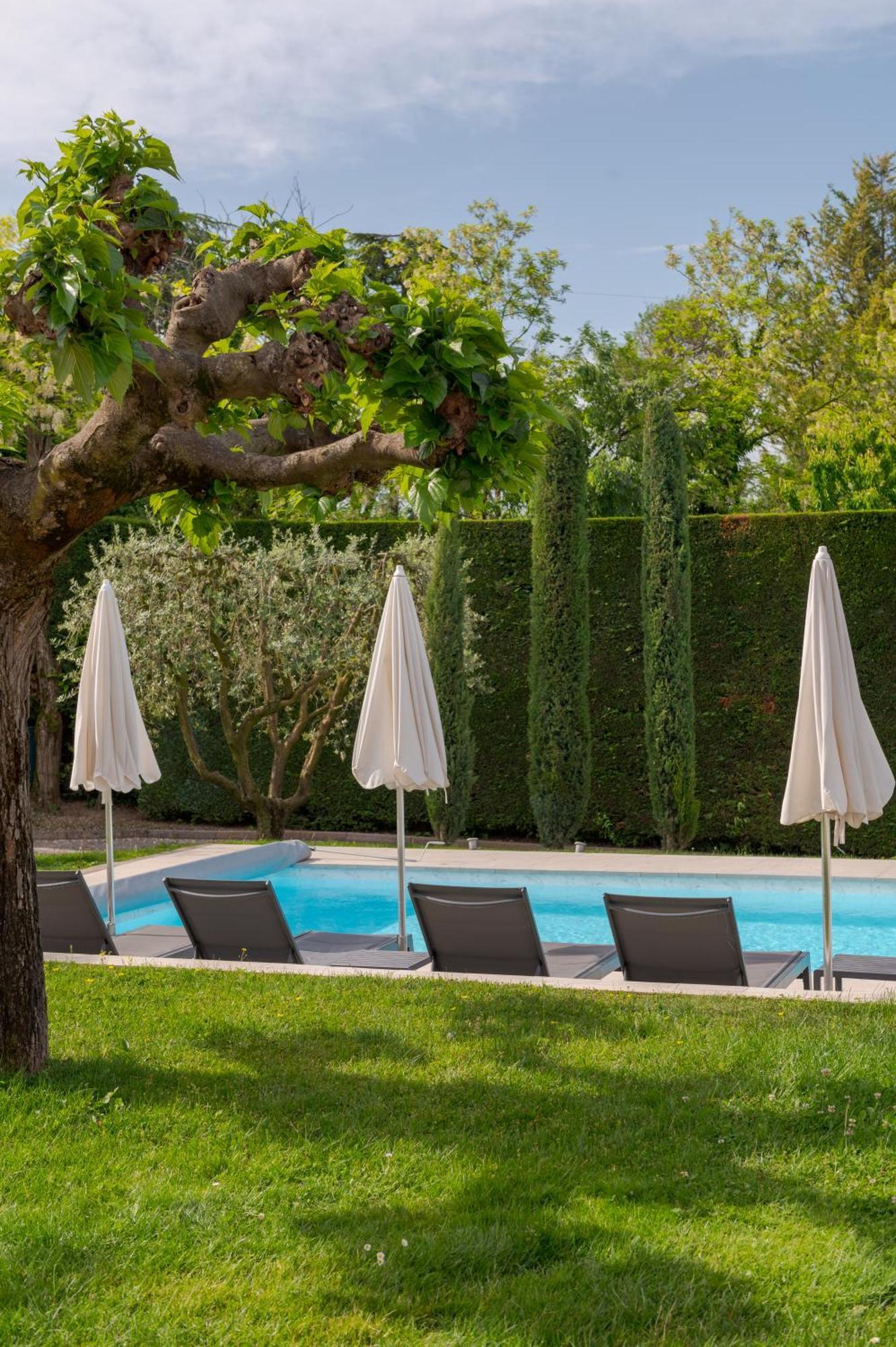 Villa Carini With 3000 Mq Garden & Heated Pool กัสเตลนูโอโว เดล การ์ดา ภายนอก รูปภาพ