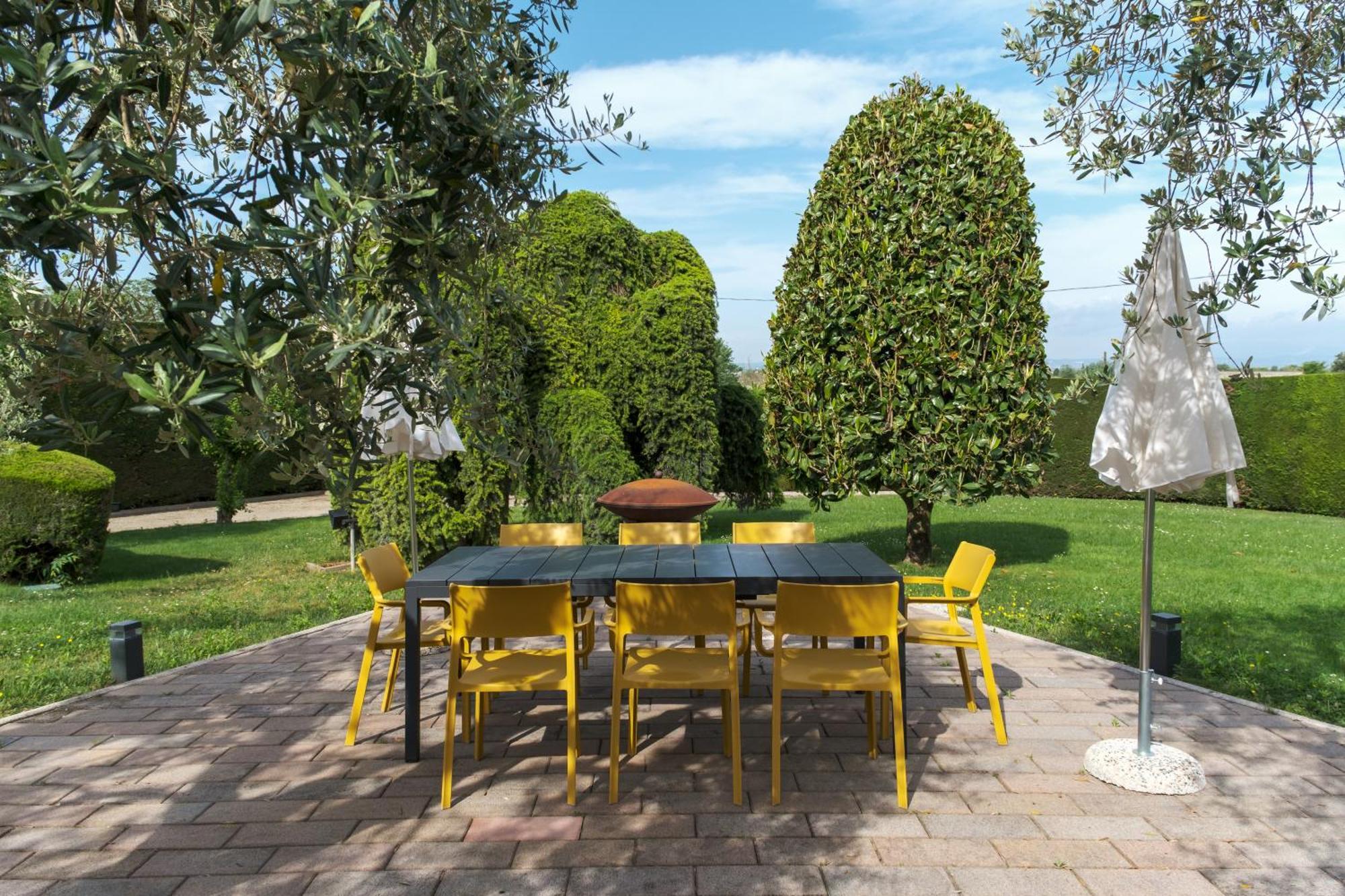 Villa Carini With 3000 Mq Garden & Heated Pool กัสเตลนูโอโว เดล การ์ดา ภายนอก รูปภาพ