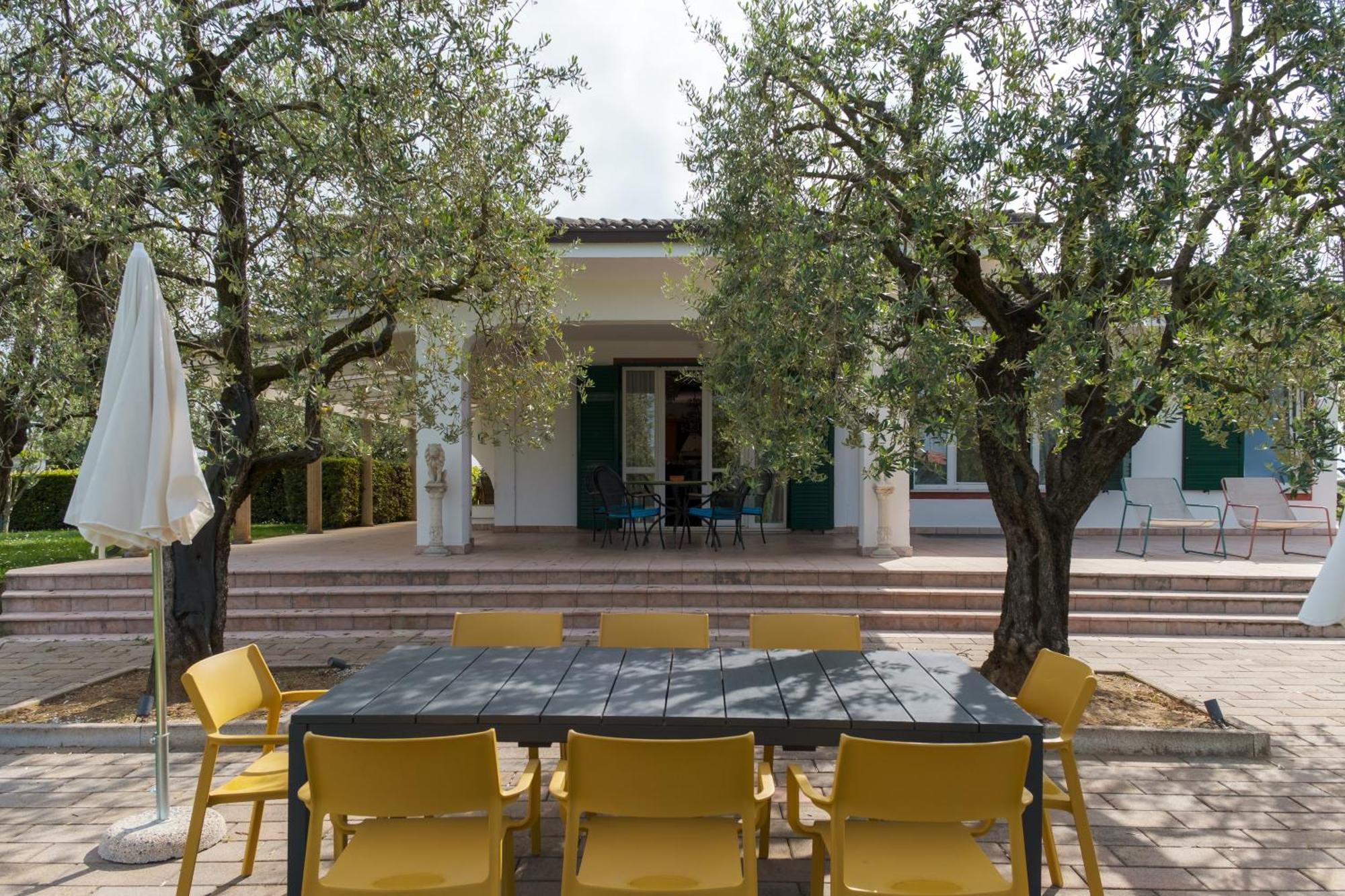 Villa Carini With 3000 Mq Garden & Heated Pool กัสเตลนูโอโว เดล การ์ดา ภายนอก รูปภาพ